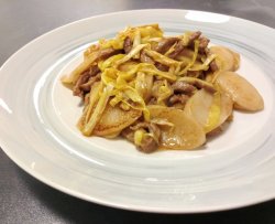 黄芽韭菜肉丝炒年糕