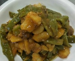 排骨油豆角炖土豆