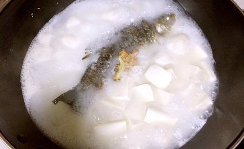 [7圖]鯽魚豆腐魚丸湯的家常做法,配方,步驟圖解 - 菜譜網