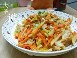 土豆胡萝卜炒肉