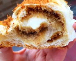 肉松沙拉酱面包