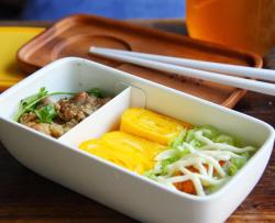 蒜蓉蒸鸡腿肉配玉子烧便当