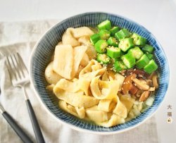 烫蛋皮蔬菜汤,养生葛根粉配方