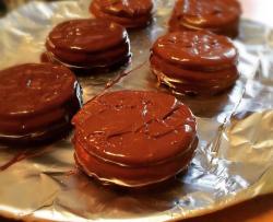 媲美timtam巧克力饼的完美下午茶:棉花糖夹心巧克力圆饼