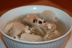 牛尾麦冬萝卜和山药芡实排骨萝卜汤