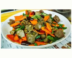 青椒胡萝卜炒牛肉丸