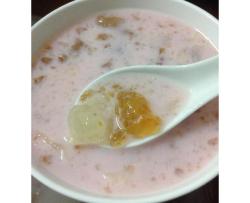 桃胶雪莲子银耳羹