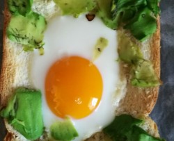 快手早餐:牛油果鸡蛋土司