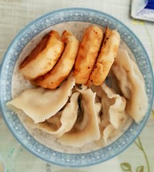 猪肉芹菜饺子+鸡蛋西红柿饺子