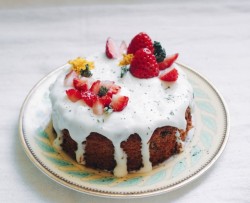 酸奶淋面玫瑰草莓戚风