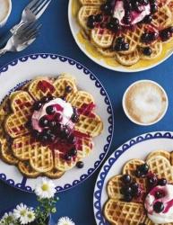 燕麦华夫饼配蓝莓接骨木花酱