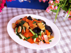 胡萝卜木耳蒜苗炒豆腐