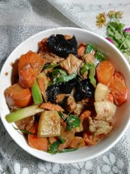 五花肉烧胡萝卜