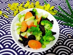 西蓝花炒胡萝卜木耳