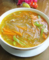 青椒胡萝卜肉丝煮宽粉