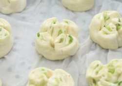 过年主食还在吃千年不变的原味馒头？教你一种面食新吃法【五珍粉葱花油卷】，一卷一切，个个开花，暄软又养胃，待客有面儿又暖心！