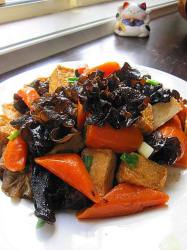 黑木耳红萝卜焖豆腐鱼饼