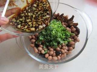 就八角,花椒,桂皮, 香葉, 幹辣椒和小茴香放入調