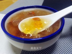桃胶雪莲子银耳羹