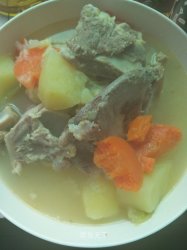 杂蔬菜炖龙骨。