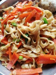 胡萝卜五花肉蒸面