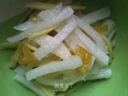 夏季凉菜必备——泡椒腌萝卜丝