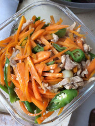 青辣椒红萝卜丝配猪肉丝