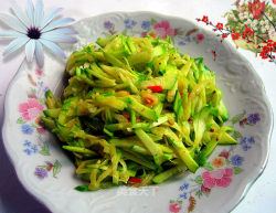 小炒嫩南瓜丝---家常菜不加任何调料绿色健康