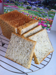 牛奶鸡蛋黑芝麻吐司