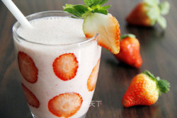 草莓奶昔思慕雪