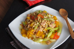 松仁芦笋三文鱼粒