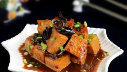 黑木耳烧老豆腐
