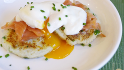 土豆煎饼配烟熏三文鱼水煮嫩蛋