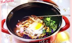 菌菇时蔬腊味煲仔饭