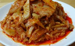 五花肉炒韩国泡菜配杏鲍菇