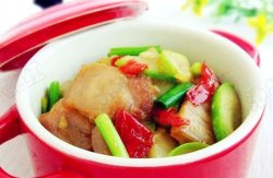 爽口剁椒五花肉炒西葫芦