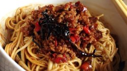 辣肉拌面