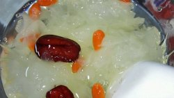 红枣银耳枸杞糖水