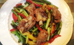 爆炒排骨蒜苔彩椒