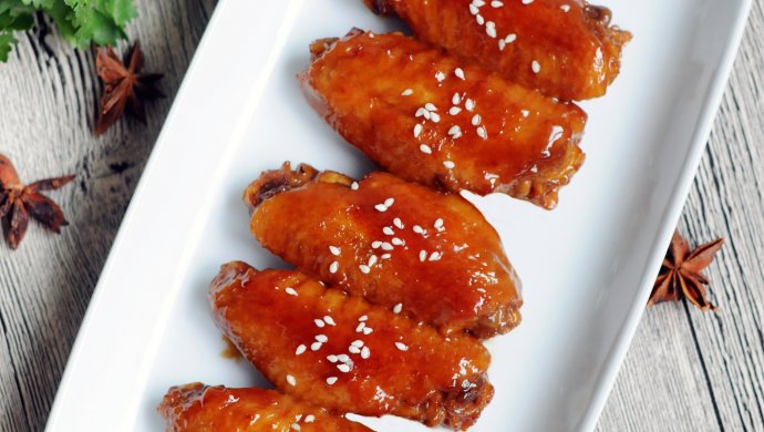 红烧鸡翅 家宴上不可缺席的一道美味 红亮诱人的秘诀在于糖色