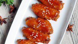 红烧鸡翅 家宴上不可缺席的一道美味 红亮诱人的秘诀在于糖色