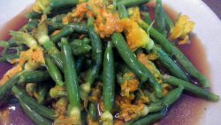 凉拌顶花小黄瓜