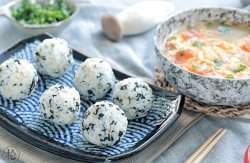 紫菜饭团&鸡腿菇蛋花汤