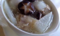 白萝卜香菇籽排汤～大人宝贝都爱吃^_^