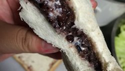 紫米奶酪面包紫米沙拉酱面包