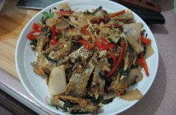 【猫记私房菜】外婆传授的正宗湘西风味<酸萝卜炒干鱼>