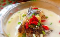 浓香奶白鲈鱼汤