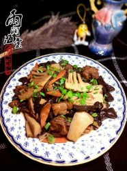 红蘑春笋炖鸡肉