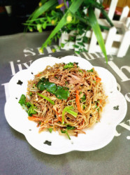 凉拌肉丝黄花菜