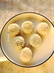 南瓜馅冰皮月饼
